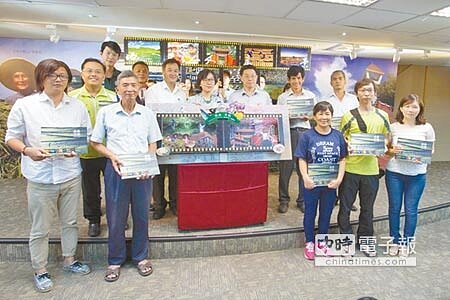 台南市政府觀光旅遊局出版「臺南美地」攝影集,觀光旅遊局王時思局長(中)希望透過攝影家的眼睛,讓民眾感受台南的在地風情。(黃仲裕攝)