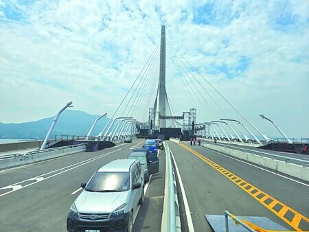 
交通部公路局指出，淡江大橋工程團隊已強化防風措施，並建立完整事故應變機制，確保用路人安全。（張鎧乙攝）
