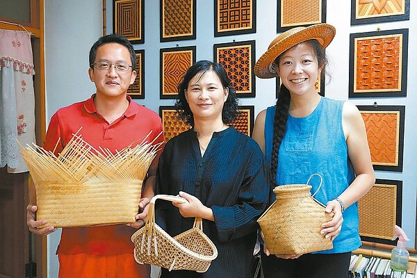「澳客」Alice Hung(右)和「台北俗」林書民(左)定居竹山向邱錦緞學藝,展現竹藝軟實力。 記者賴香珊/攝影