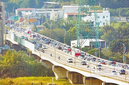 以往大溪民眾要到台北,要先到桃園市搭火車或到大溪交流道搭乘少數通往台北地區公車,不僅通勤時間長,還可能飽受塞車之苦。(本報資料照)