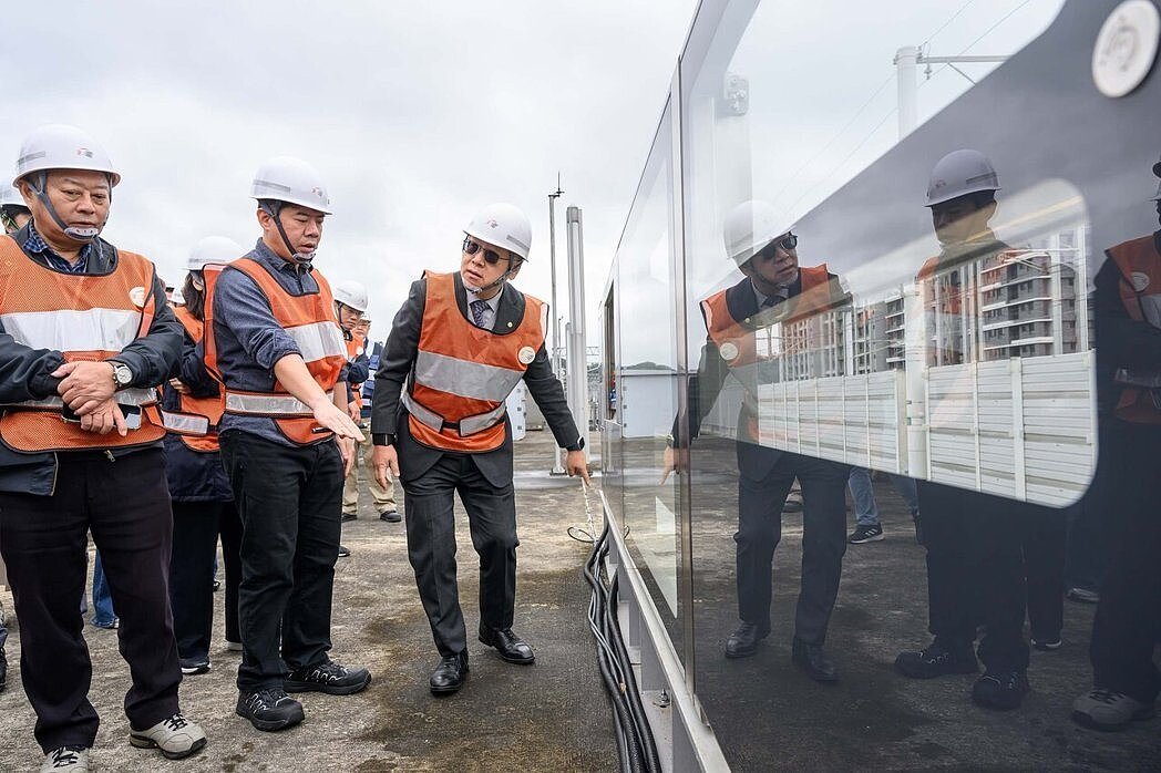 台灣高鐵耗資20.5億打造全線月台門，史哲董事長（左三）於測試間特別視察月台門結構設計。（高鐵提供）