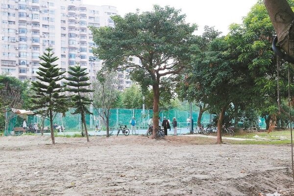 景美溪旁的景美河濱公園原有3座網球場，其中兩座因占用民地，9月拆除。 記者魏莨伊／攝影