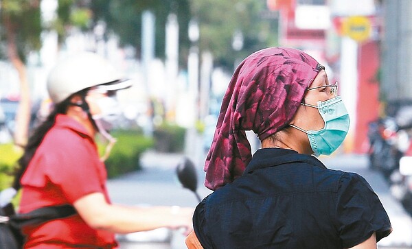 高雄市區民眾昨天上街紛紛戴口罩自保。 記者劉學聖/攝影