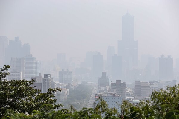 由於擴散條件不佳，昨天台灣西半部細懸浮微粒仍偏高，遠看高雄市區一片霧茫茫。 記者程宜華／攝影