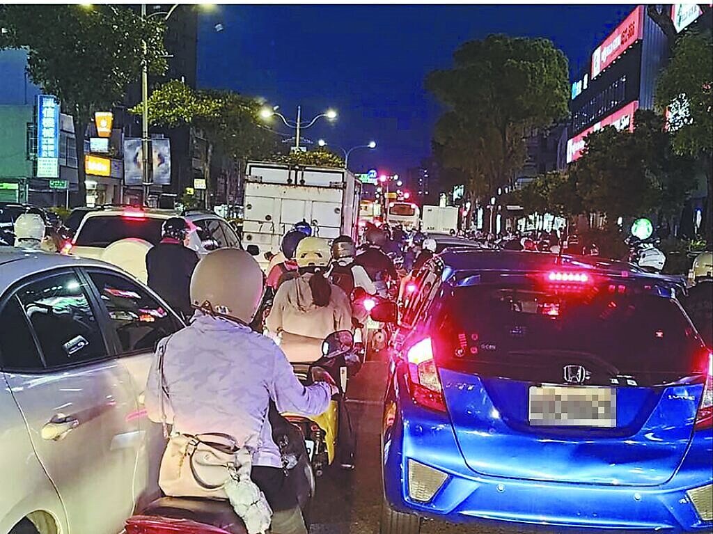 配合桃園鐵路地下化內壢站臨時軌道切換工程，台鐵實施列車慢行安全管控，引發中壢交通浩劫，大批通勤族塞在平交道前動彈不得，民怨沸騰。圖／彭俊豪提供