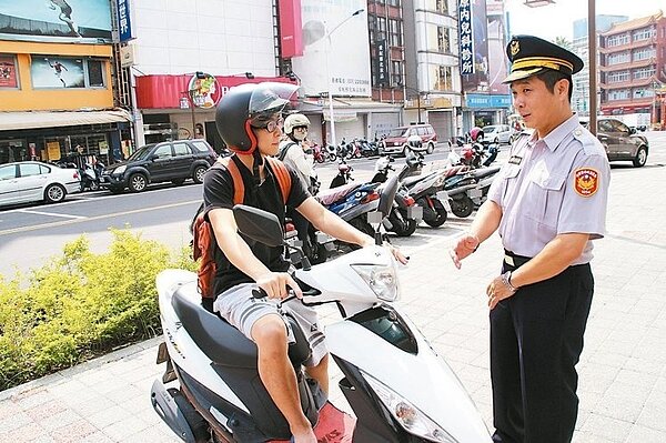屏東市及麟洛鄉新設人行道,商家占用,或民眾任意停車,屏東警分局9日起將開單告發。 記者張進安/攝影