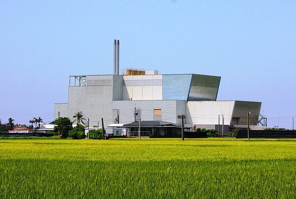 造價逾廿億元的台東焚化爐因規畫不當,政府與廠商簽下「不平等條約」,造成營運錢坑。 記者潘俊偉/攝影