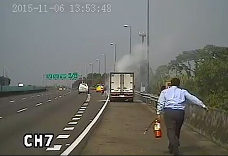 國光客運駕駛賴志佳駛經發現小貨車起火燃燒,立即提著滅火器下車來回兩次協助滅火。 圖擷自國光趣旅行臉書