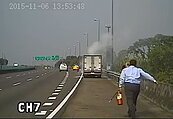 國道火燒車　客運駕駛義勇救火