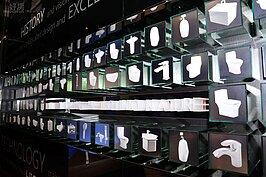 各式各樣的洗臉棚、水龍頭、浴缸等，都陳列在牆上，可見得衛浴設備種類繁多