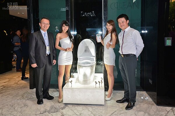 德瑞克衛浴的水晶馬桶,全部以施華洛斯琪水晶打造,要價160萬元。(好房網News記者 陳韋帆/攝影)