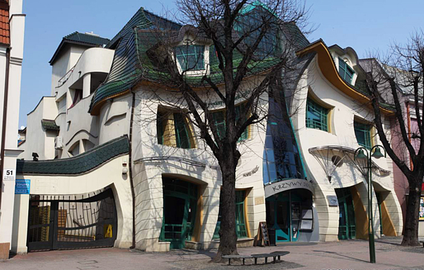 波蘭著名建築扭曲屋,近年來吸引大批的觀光人潮與錢潮,兼具文化、藝術與商業功能。(圖/擷取自Krzywy Domek官方網站)