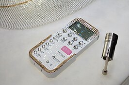 遙控器可控制馬桶蓋開關、清潔、燈光等