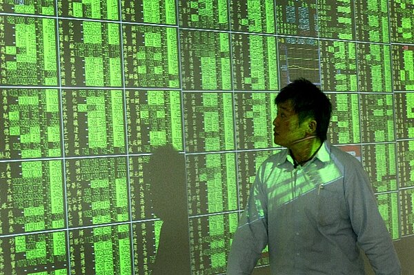 台股連日來走跌，今天以小紅開出後，隨即翻黑，重挫逾百點，8500點失守，K線出現連5黑。 （圖／報系資料照）

