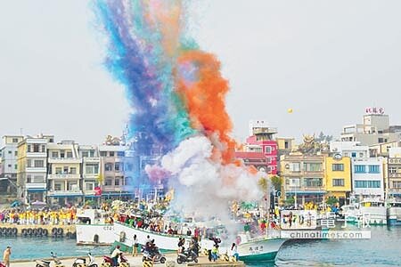 鳴炮 出發首炮一響,12發彩色煙幕同時升空,信眾快門聲不斷。(許智鈞攝)