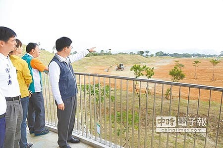 
林佳龍（右）視察后里環保公園，指示改造成為生態公園，年底前將變身「花田綠廊」，與市民見面。（王文吉攝）
 