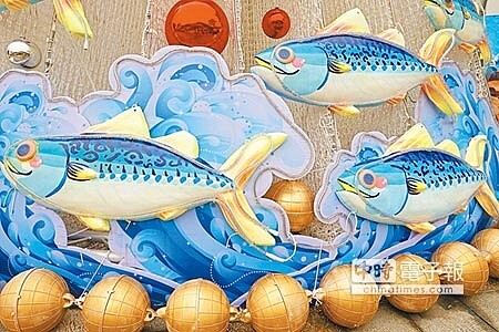 璀 璨宜蘭縣蘇澳鎮公所打造7米高漁村耶誕樹,用漁網、浮球等素材,條條鯖魚游於其上,角落以浮球點綴(左上圖),晚間點起燈有濃濃的漁村耶誕味。(王亭云攝)