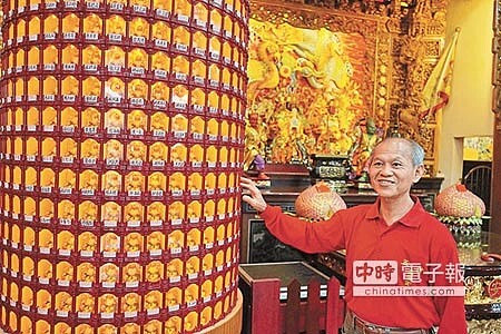 宜蘭縣五結鄉奠安宮照明與光明燈全改為LED燈具,年省2.6萬電費,環保局昨邀其他廟宇觀摩,盼加入環保祭祀行列。(王亭云攝)