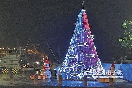 璀 璨宜蘭縣蘇澳鎮公所打造7米高漁村耶誕樹,用漁網、浮球等素材,條條鯖魚游於其上,角落以浮球點綴(左上圖),晚間點起燈有濃濃的漁村耶誕味。(王亭云攝)