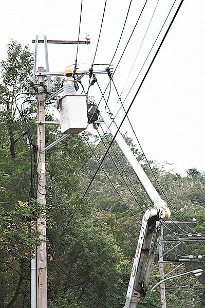 桃園市龜山區台電饋線昨天疑因PM2.5塵害附著,導致「懸垂絕緣礙子」受損,四千多戶斷電,台電工程人員趕緊搶修。 記者曾增勳/攝影
