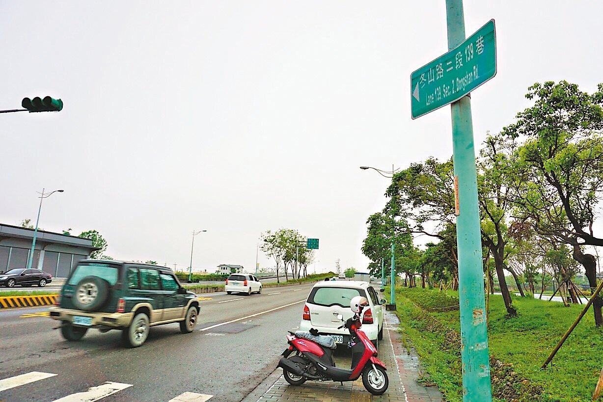 路牌 反射鏡被吹歪請通報 好房網news