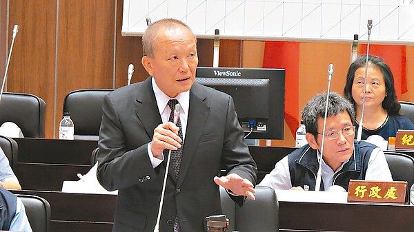 苗栗縣議會總質詢昨天第一天,財政問題是焦點,縣長徐耀昌希望給他兩年的時間改善。 記者范榮達/攝影