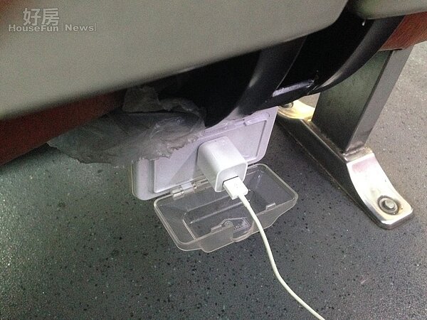 座位底下設置充電插座,體貼通勤者的需求。(好房網News記者魏瑩華/攝影)