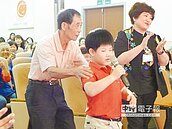 9歲視障小鼓手　織夢與老蕭合唱