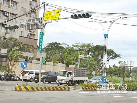 
淡水6號道路指引牌雖寫著「往台北市替代道路，8KM，14分鐘」，但由於沿路未設置指示標誌、岔路又多，民眾需屢屢停下問路，反而花費更多時間。（陳螢萱攝）
 