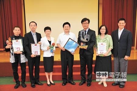 《穿越百年慶修院》短片獲「2015年葡萄牙國際觀光電影節」最佳宗教旅遊獎,花蓮縣長傅■萁(中)12日在縣府公開表揚。(阮迺閎攝)