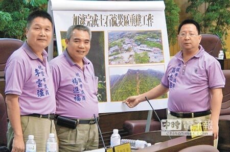 
市議員蘇志強（右起）、楊進福及李雲強關心復興區河流部落重建進度。（甘嘉雯攝）
 