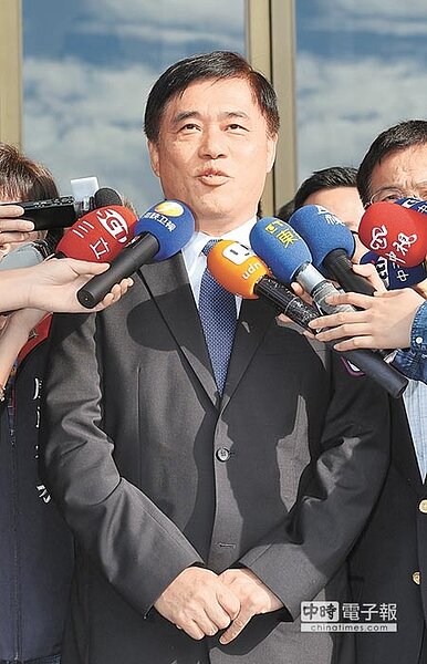 不分區 會尊王適逢國父誕辰紀念日,國民黨副主席兼不分區立委提名小組召集人郝龍斌,12日率中常委到台北國父紀念館向國父銅像致敬,郝面對媒體表示,這次不分區名單將考量2018地方縣市長選舉,至於王金平是否列在不分區名單第一名,他連說了2次「會用最尊重的方式來安排」。(張鎧乙攝)