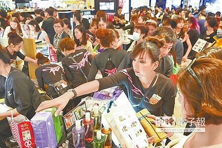 買到賺到SOGO台北店周年慶首日人潮擠爆,因景氣不佳,消費者鎖定可以囤貨的化妝品下手,讓專櫃小姐忙到手軟。(鄧博仁攝)