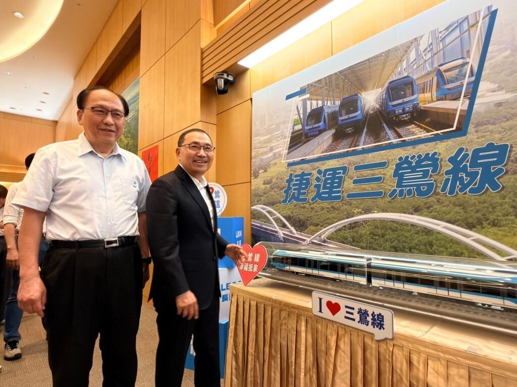 新北市長侯友宜（右）表示，捷運三鶯線完工後，新北境內的捷運總長度將達到108公里，帶動經濟、文化、觀光、旅遊產業發展。圖／新北市捷運局提供