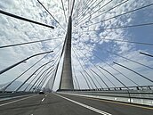 淡江大橋「路燈狂晃」超危險？　內行曝振動關鍵：橋面靜止才可怕