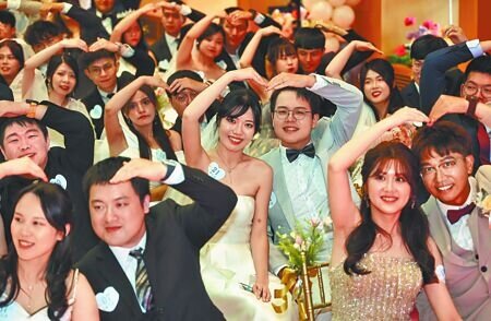 
隨著結婚對數下降，近10年1人戶占比來到3成5，高齡獨居增加。圖為新北市政府2025聯合婚禮。（本報資料照片）
