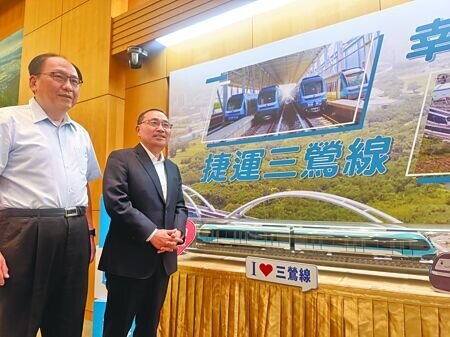 
新北市捷運局29日在市政會議上以「捷運三鶯線、幸福在線」為題專題報告。新北市長侯友宜（右）說，新北市自他上任已完成4條捷運、通車總里程已達到108公里。（柯毓庭攝）

