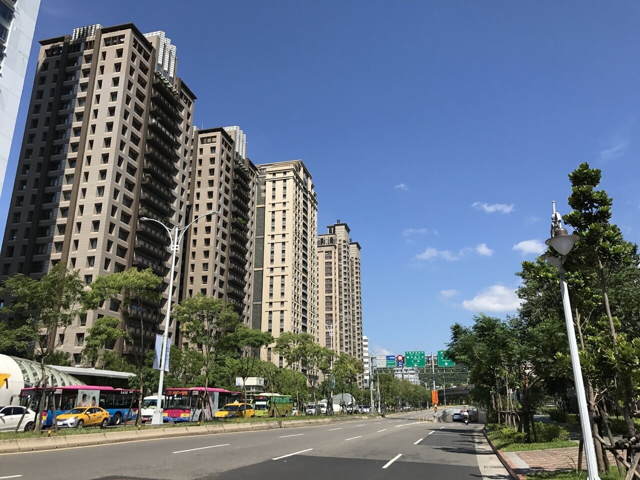 即便社群媒體上盛行「 買股租房 」的論調，但實際上台灣資產破億的2.3萬人（ 甚至更多潛在富豪 ）中，幾乎找不到堅持零房產的案例。房市示意圖。記者游智文／攝影 