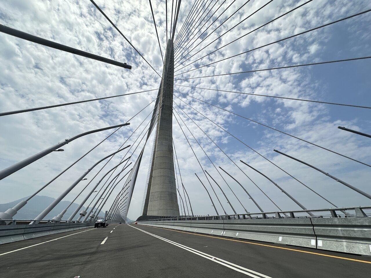 針對路燈狂搖引發的安全疑慮，施工團隊人員澄清，這是因燈柱長度、角度不同，在特定風力下產生的正常「共振」現象，且已通過振動監測。聯合報系資料照 