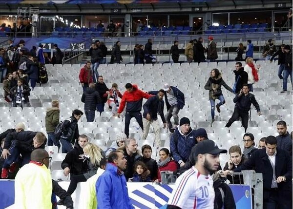 法蘭西體育場疏散時，觀眾緊張情形。（圖翻攝自美聯社）
