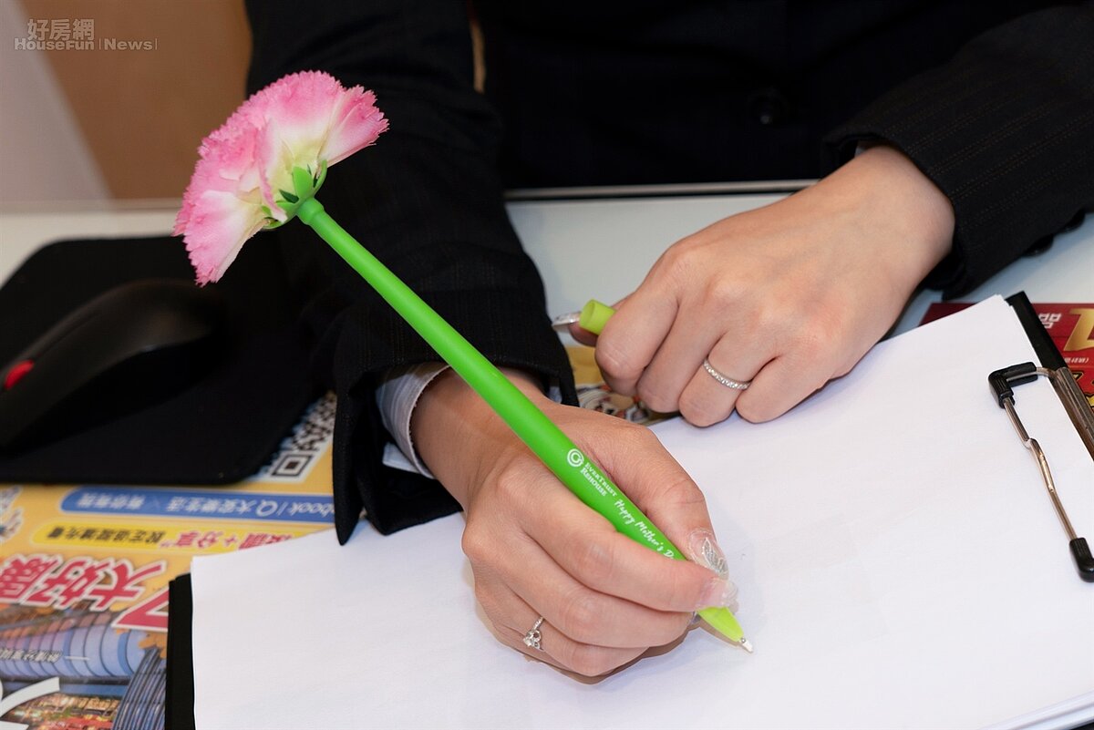 永慶房屋「溫柔綻放花漾筆」， 以康乃馨造型設計，讓媽媽提筆時，都能感受到溫馨心意。圖／永慶房產集團提供
