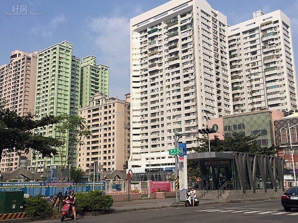 捷運旁的房屋價格,相對抗跌,圖為高雄巨蛋捷運旁房屋示意圖。(好房網News記者 王永貞/攝影)