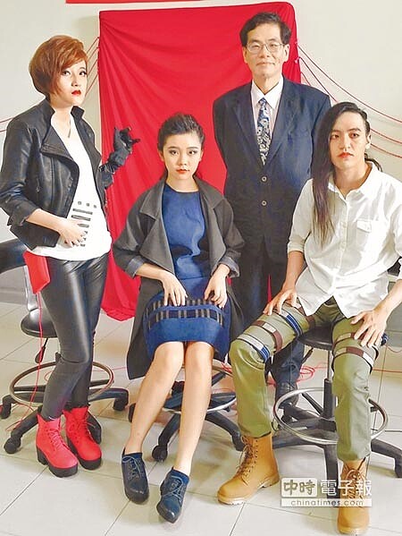 樹德科大將紡織品弄出聲音,超樂器互動服飾演奏讓人驚艷。(郭韋綺攝)