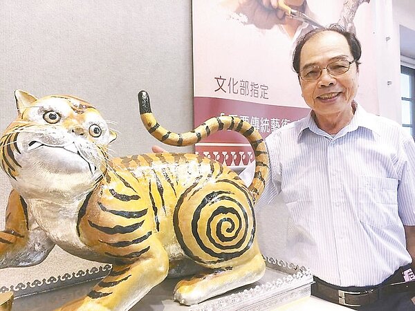 錫雕大師陳萬能所雕「虎爺」,故意露出門牙,展現俏皮感。 記者郭宣?/攝影