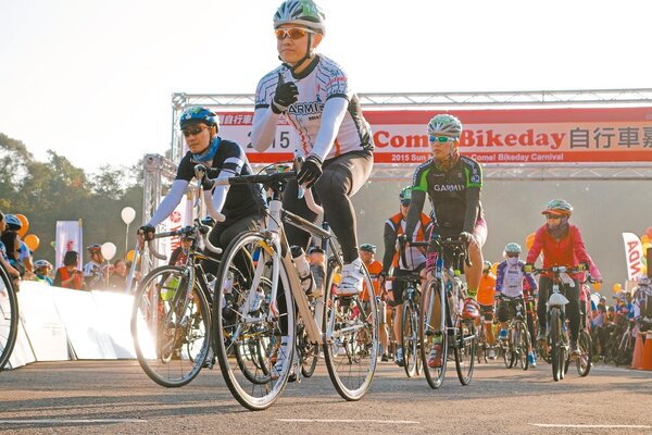 日月潭「Come! Bikeday自行車嘉年華」昨天由環潭、騎遊等單車賽事揭開序幕。3千名參加者中其中有來自日本、歐美、南非等14國、逾200名國際車友。 記者賴香珊／攝影