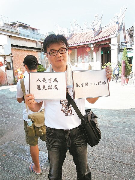 無黨籍立委參選人戴文祥,昨在苗市文昌祠辦走讀鄉土活動,並以客家俗諺批判英才書院在高鐵特定區掛牌是荒謬之舉。 記者胡蓬生/攝影