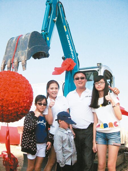 彰化縣王茜霈（後左）用挖土機淨灘愛台灣，出發前，她的丈夫蕭莫文（右二）與子女祝福順利達成任務。 記者簡慧珍／攝影