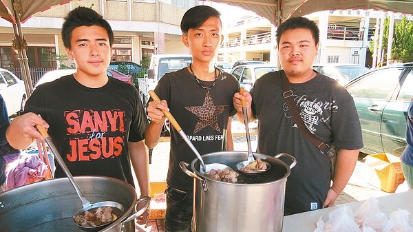 三義鄉「真心有夢—溫馨廚房」團隊,昨在銅鑼鄉火車站廣場「銅鑼有愛」園遊會義賣藥燉排骨。 記者范榮達/攝影