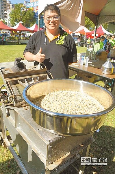 貴賓倒出來的米做成爆米花,大家都聞到米香,再分送給大家吃。(甘嘉雯攝)