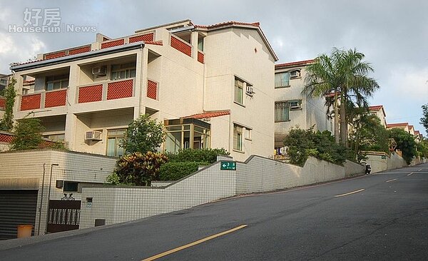 1「綠野山坡」依山而建，多為雙拼別墅型格局。

